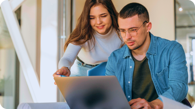 Dois estudantes acessando a plataforma ead pelo notebook